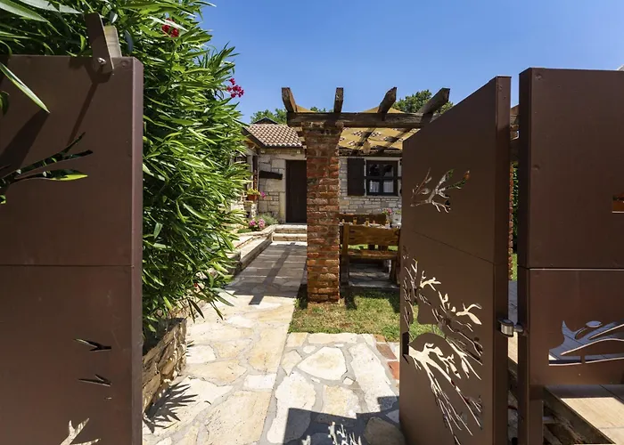 בית נופש Seaside House With A Swimming Pool - Novigrad - 25193 *