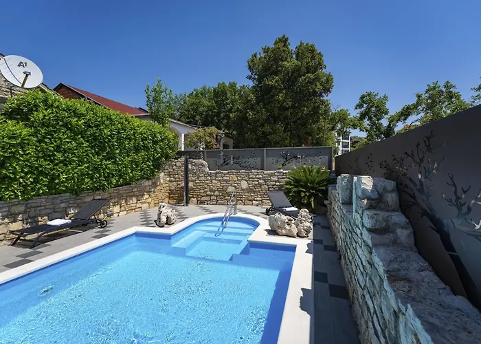 Seaside House With A Swimming Pool - Novigrad - 25193