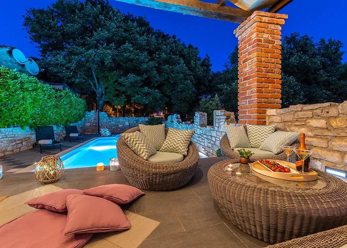 בית נופש Seaside House With A Swimming Pool - Novigrad - 25193