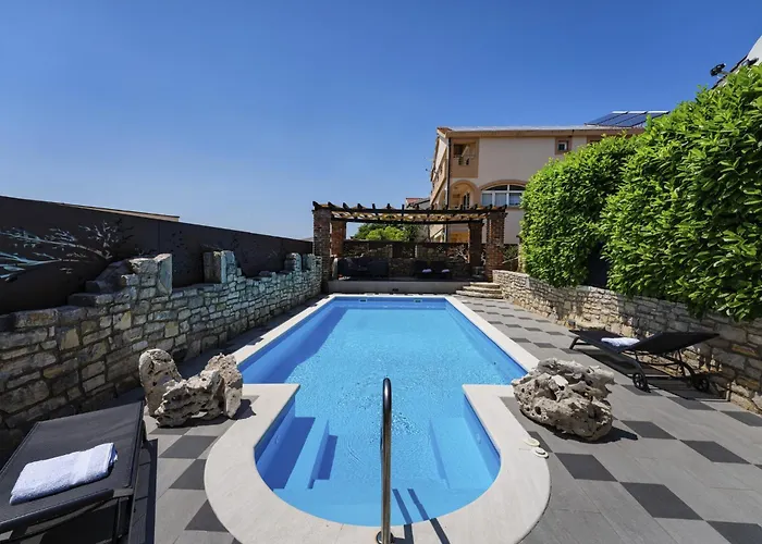 Seaside House With A Swimming Pool - Novigrad - 25193